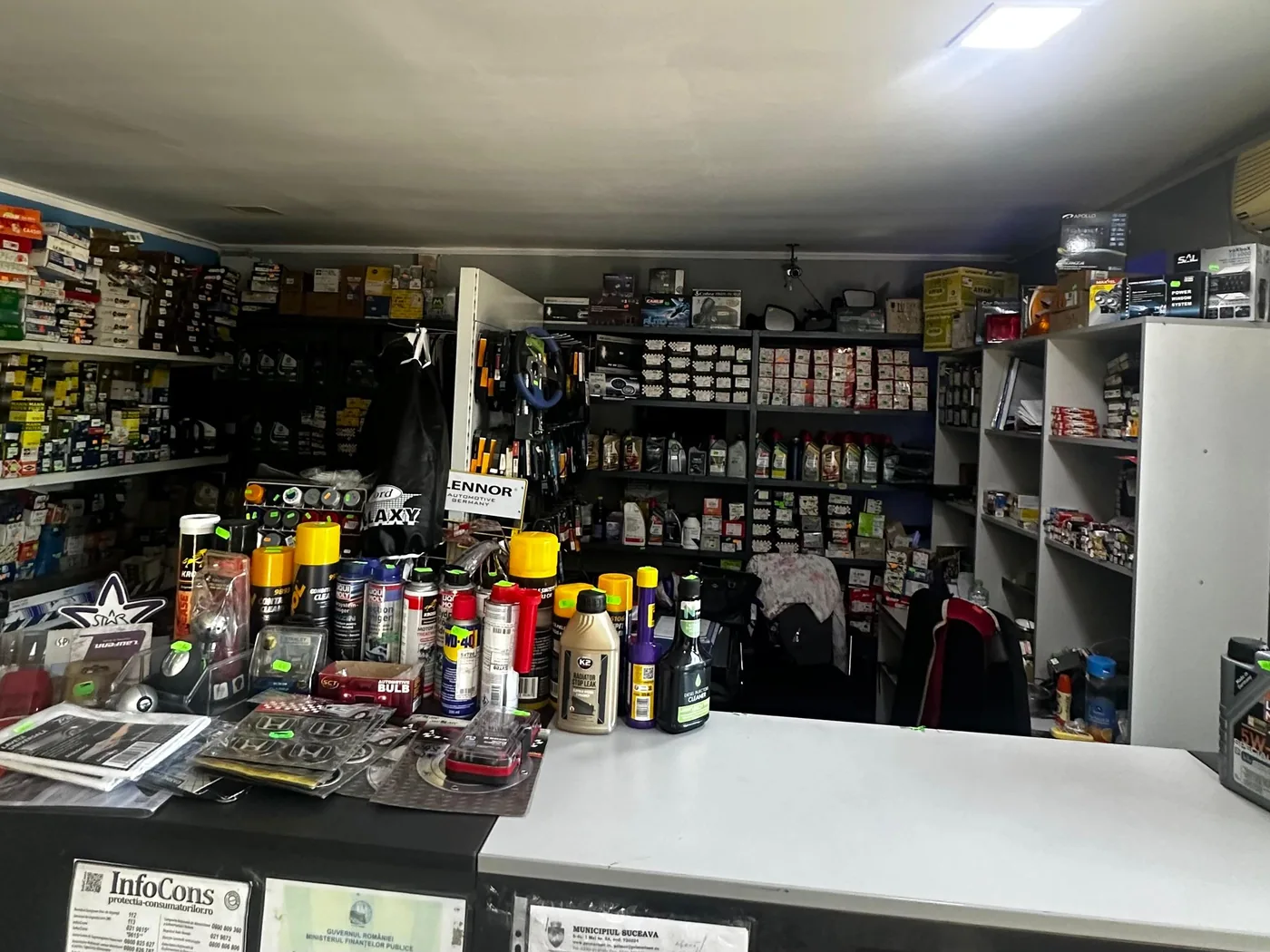Tejgheaua și rafturile cu piese auto din magazinul Service Prompt din Suceava