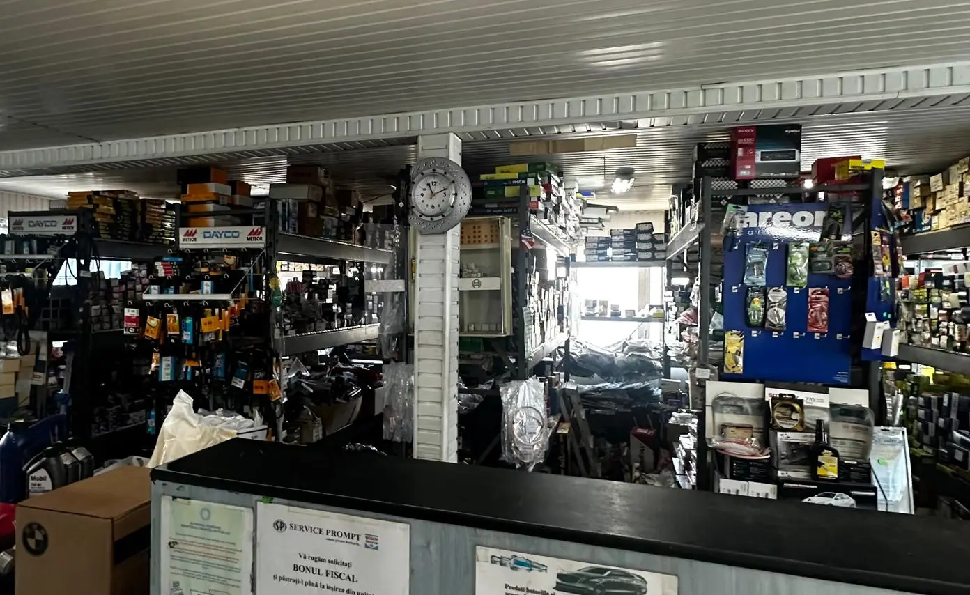 Raft cu piese auto în magazinul Service Prompt din Șcheia